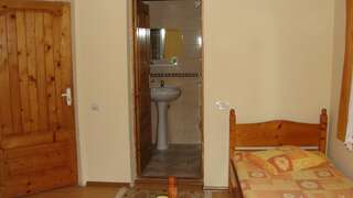 Гостевой дом Vila Maria-eca Костинешти Трехместный номер с ванной комнатой-5